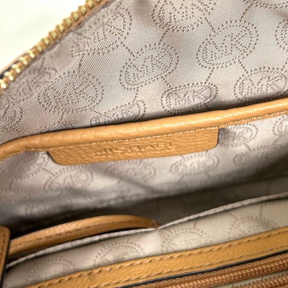 Michael Kors East West Crossbody in Camel Pebbled Leather and Gold Chain - Picture 13 of 15